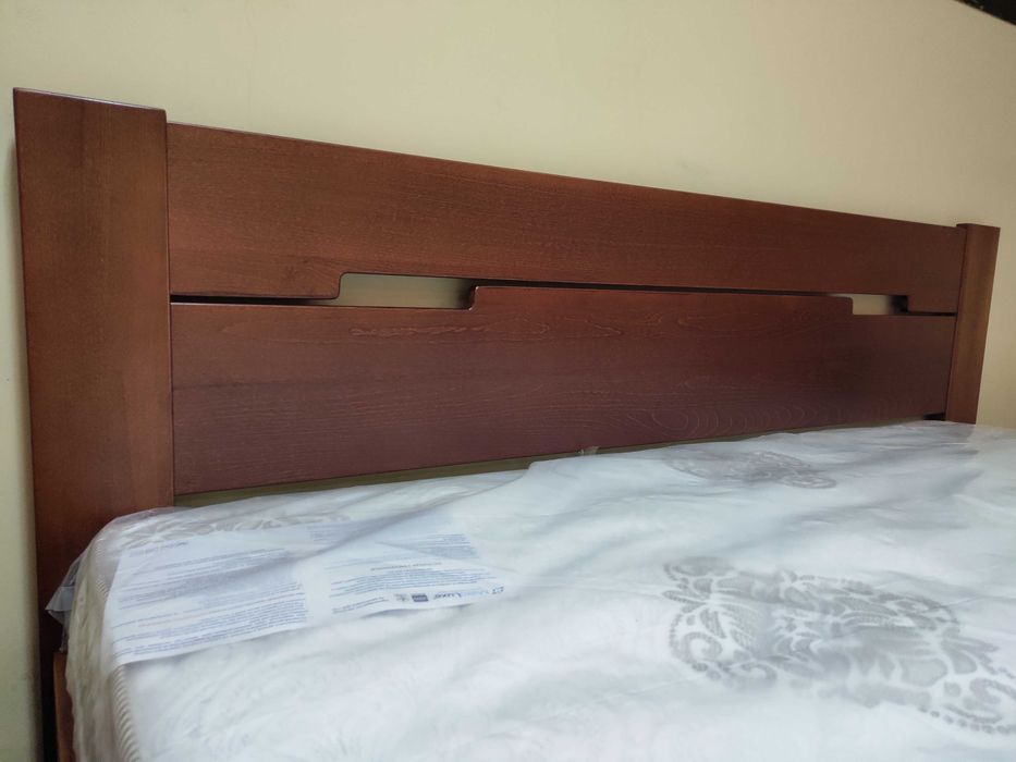 Ліжко двоспальне дерев'яне, матрац