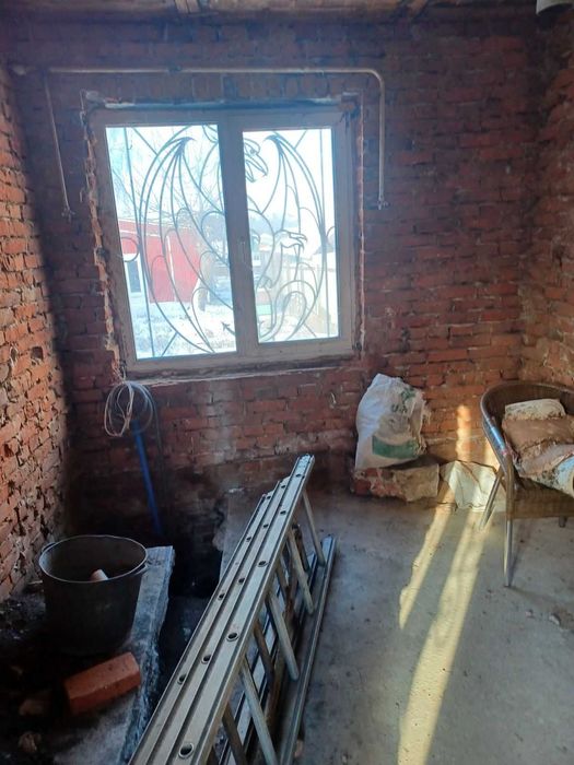 Продам в м.Мерефа магазин та ангар  з 9/25 житлового будинку