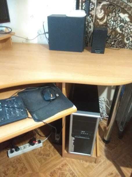 Продам угловой компьютерный стол б/у