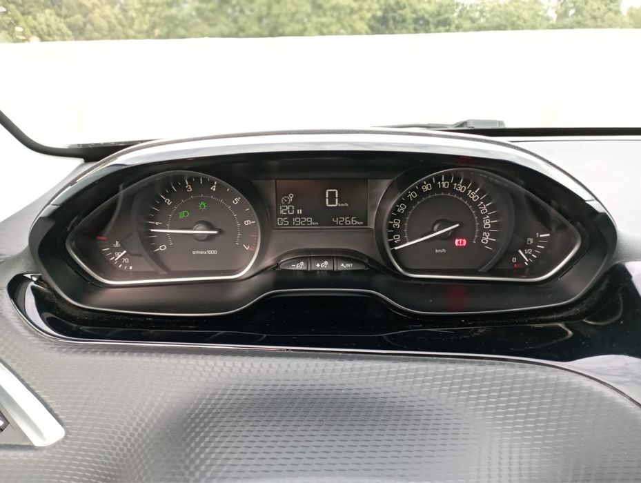 Peugeot 208 Signature 2019