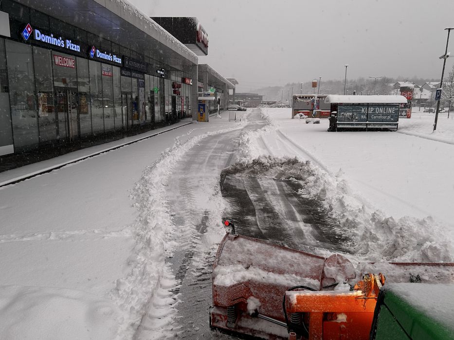 Odśnieżanie placów , parkingów ,  osiedli