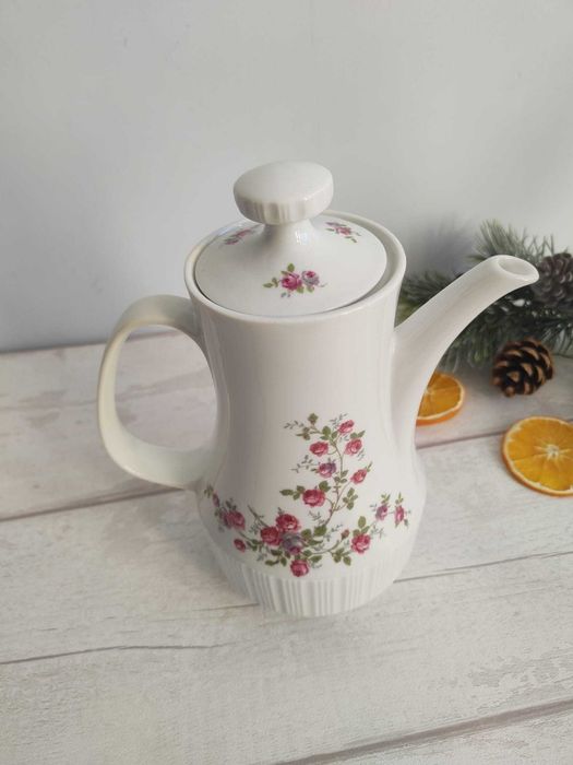 Czajnik, dzbanek, imbryk porcelanowy na kawę lub herbatę