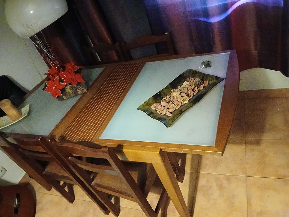 Mesa de Jantar em Madeira com Tampo em Vidro + 4 Cadeiras