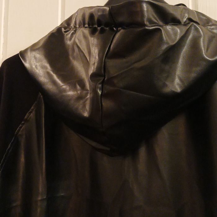 Płaszcz damski jesienny z kapturem.