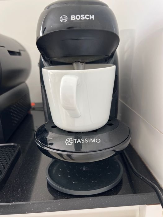 Máquina café Bosch preta. Serve capuchino/Galão Chocolate quente.