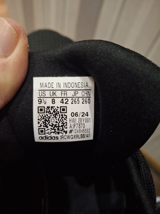 Женские кроссовки фирмы Adidas,слипоны фирмы Сlarks