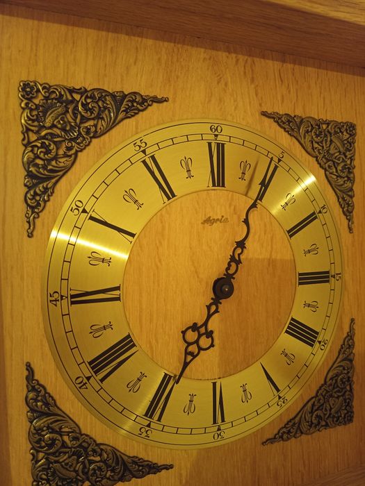 Zegar stojący marki Urgos