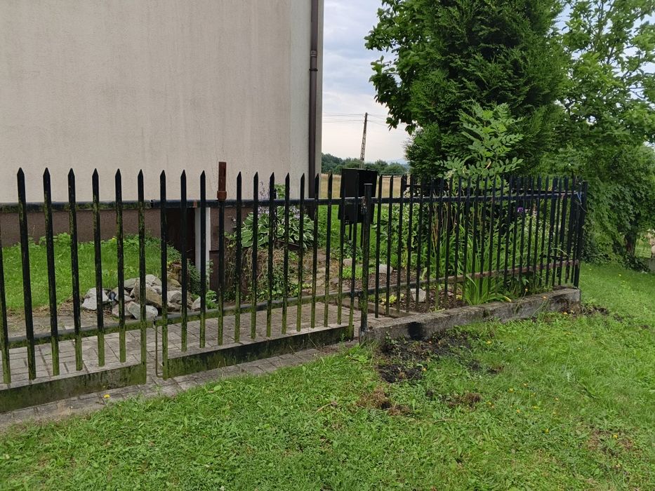 Płot metalowy, przęsła.