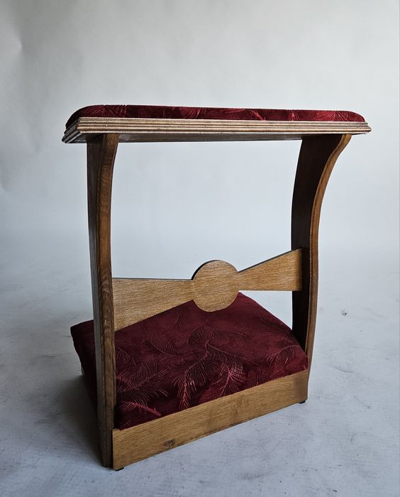 Klęcznik  z welurową tapicerką