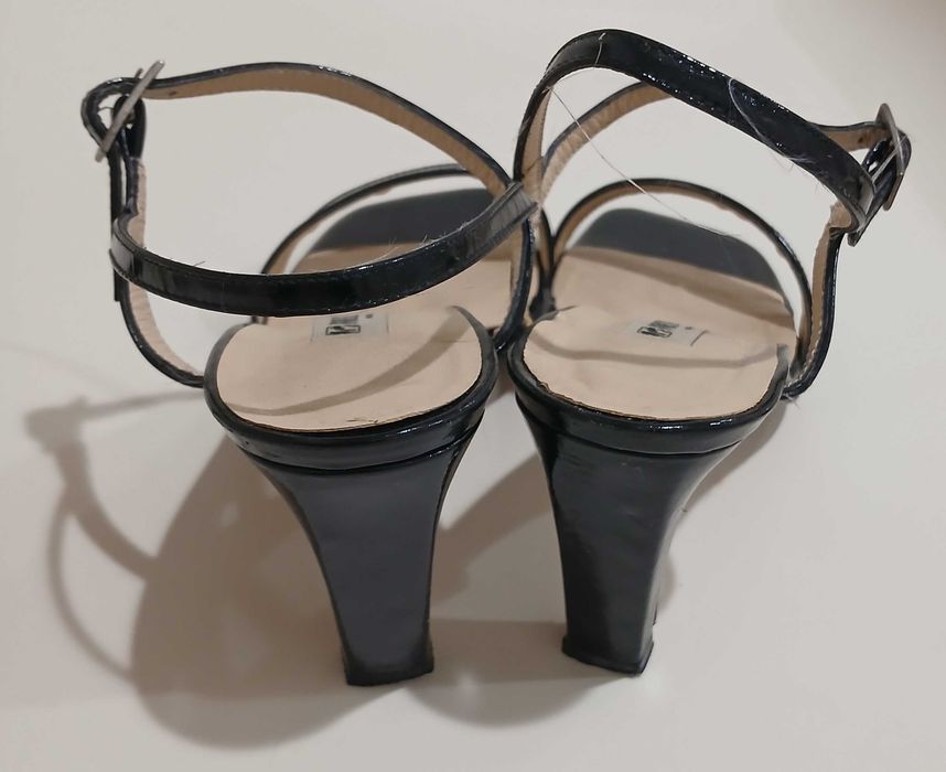 Sandálias de verniz preto, com salto alto, marca Paco Herrero — n.º 40