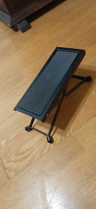 Apoio para pe e suporte de guitarra