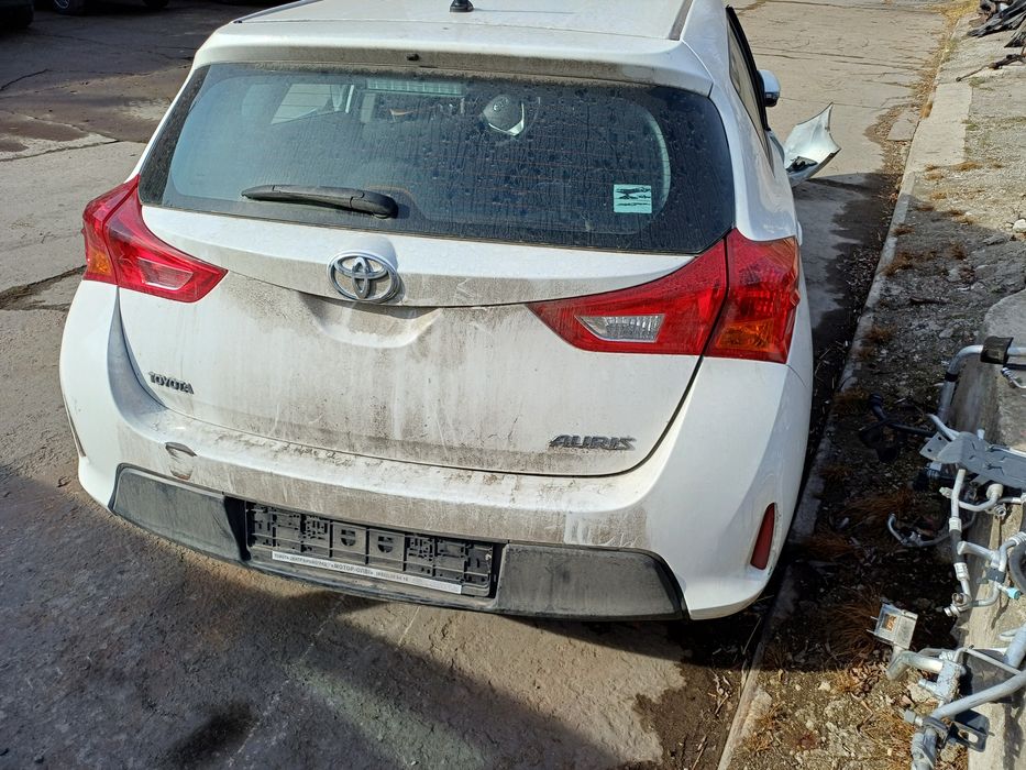 Ляда Toyota Auris 180 крышка багажника 2013-18