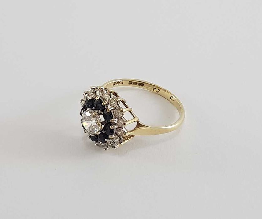 Złoty pierścionek w typie Cartier z szafirami 0,60 ct oraz cyrkoniami