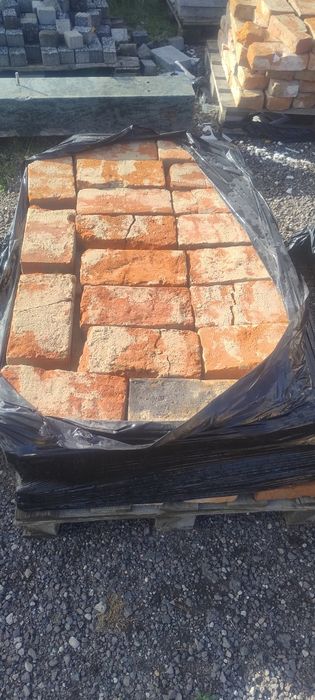 Stara cegła z rozbiórki