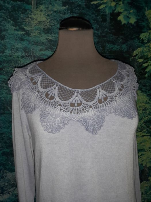 Bluzeczka sweterek niebieski Z koronkami