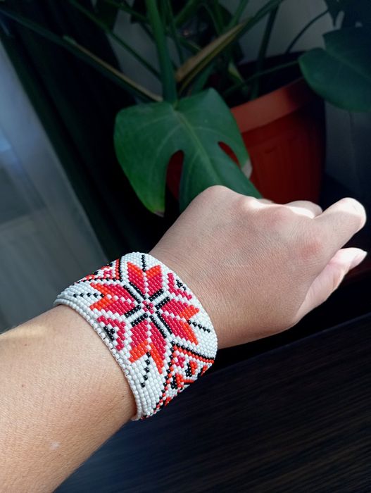 Браслет з бісеру в стилі вишиванки