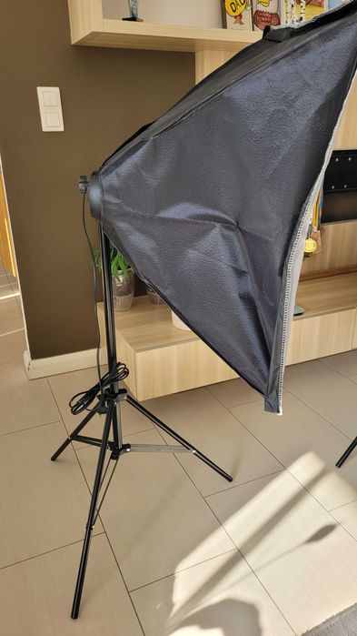 Softbox fotograficzny 50x70 cm + statyw + 4 żarówki