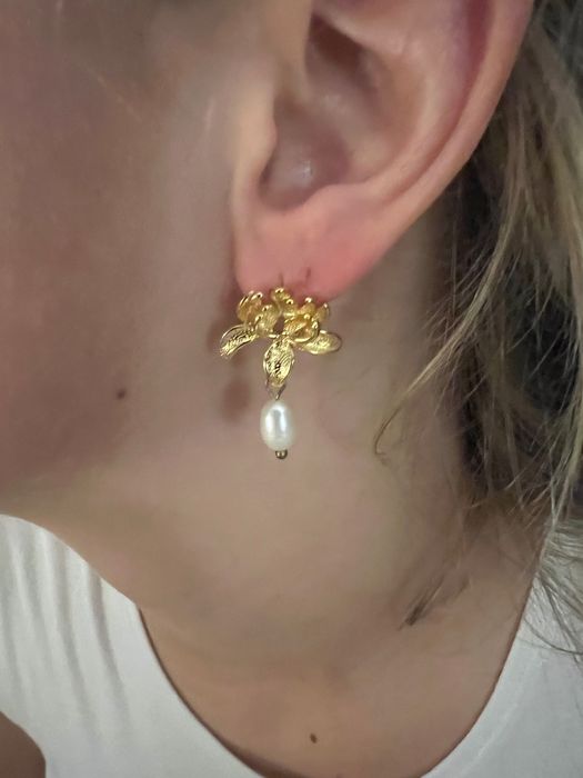 Brincos dourados com pérola