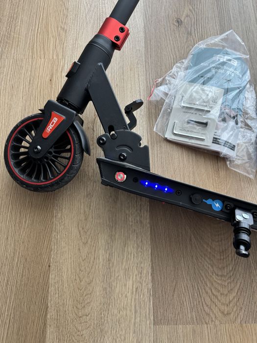 RCB Kids Electric Scooter/250W Model: R15 em excelente estado