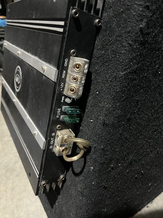 Sub jbl mais amplificador.