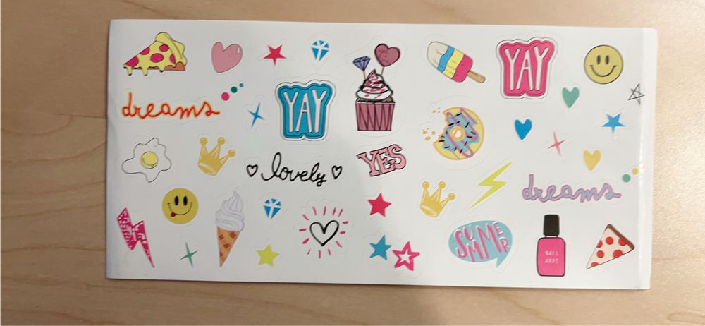 Três cadernos capa prateada com autocolantes