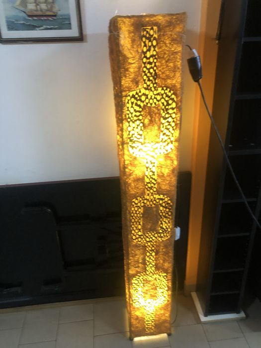 Candeiro vertical de sala com lampadas led.