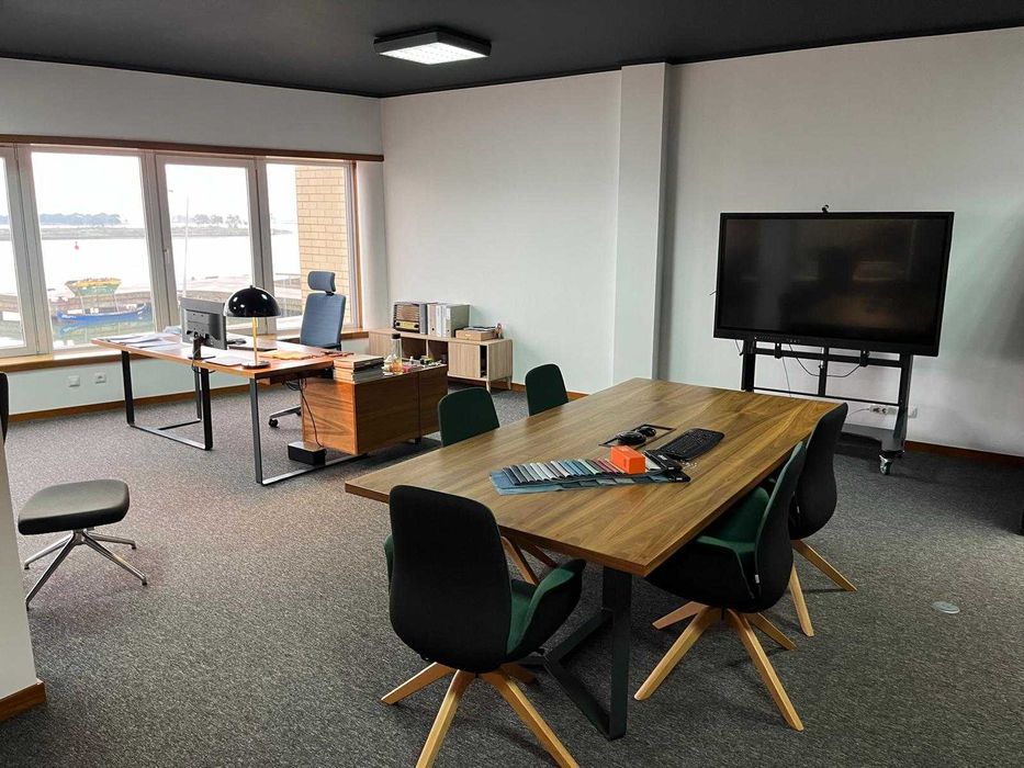 mesa de reuniões sem cadeiras