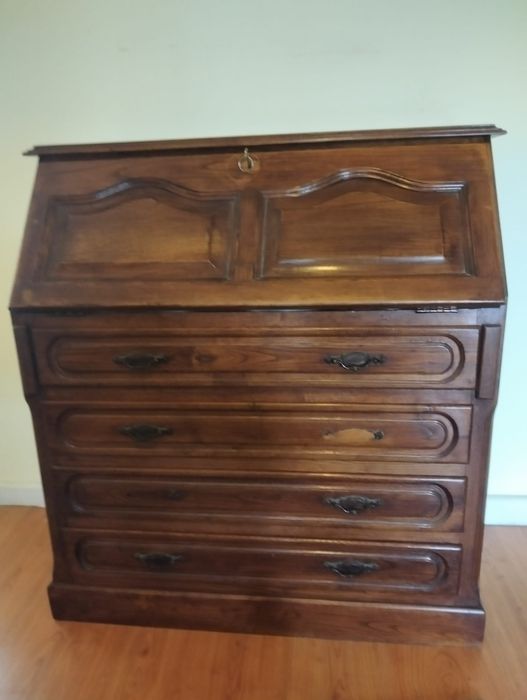 Máquina de costura Singer e móveis de madeira usados