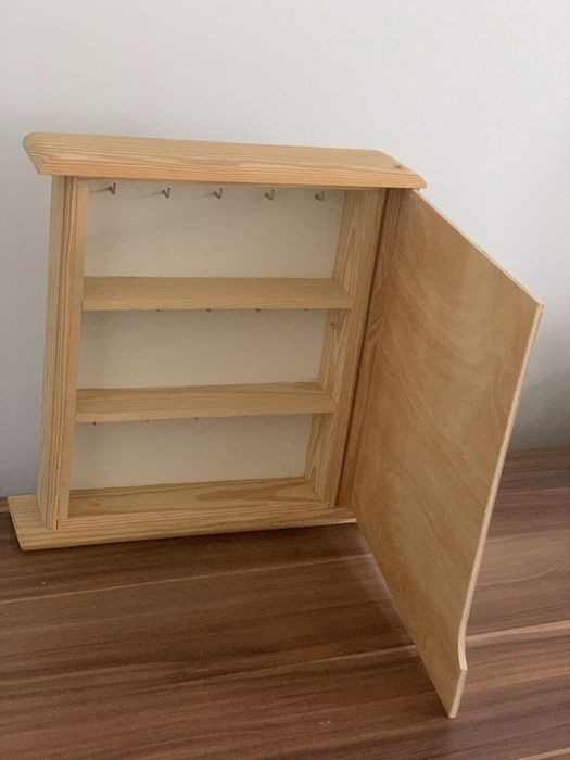 Drewniana szafka na klucze