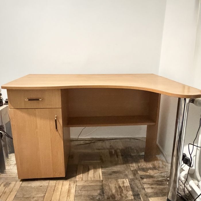 Кутовий письмовий стіл з навісною шафою