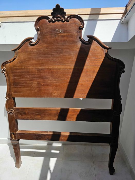 2 Camas de Madeira Maciça