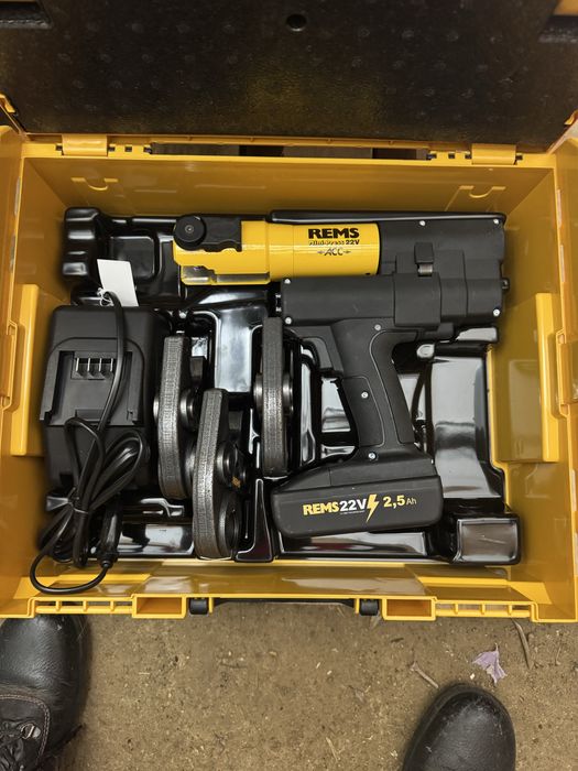 Riveting Machine484108365422940161