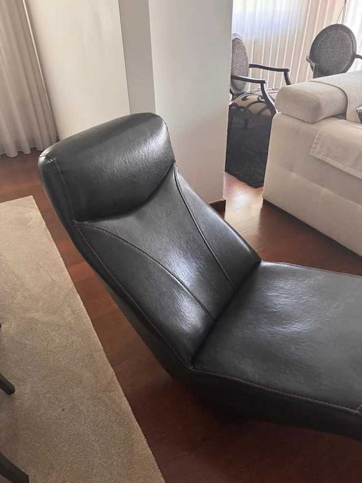Poltrona de Design em Pele Sintética Preta – Excelente Estado