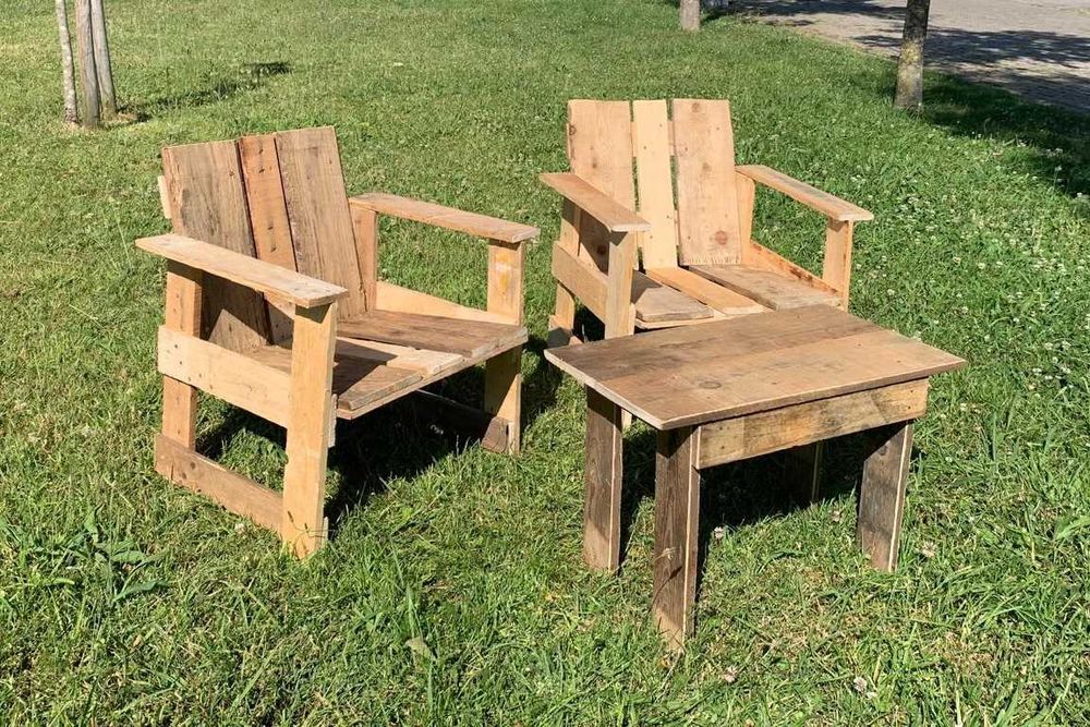 Conjunto para jardim, dois Cadeirões, e uma mesa de apoio