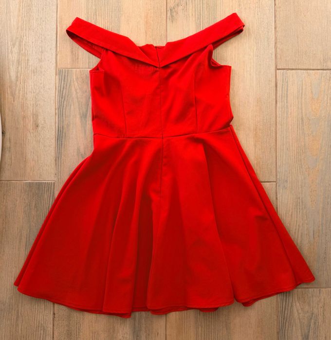 Czerwona sukienka z efektownym dekoltem Vubu