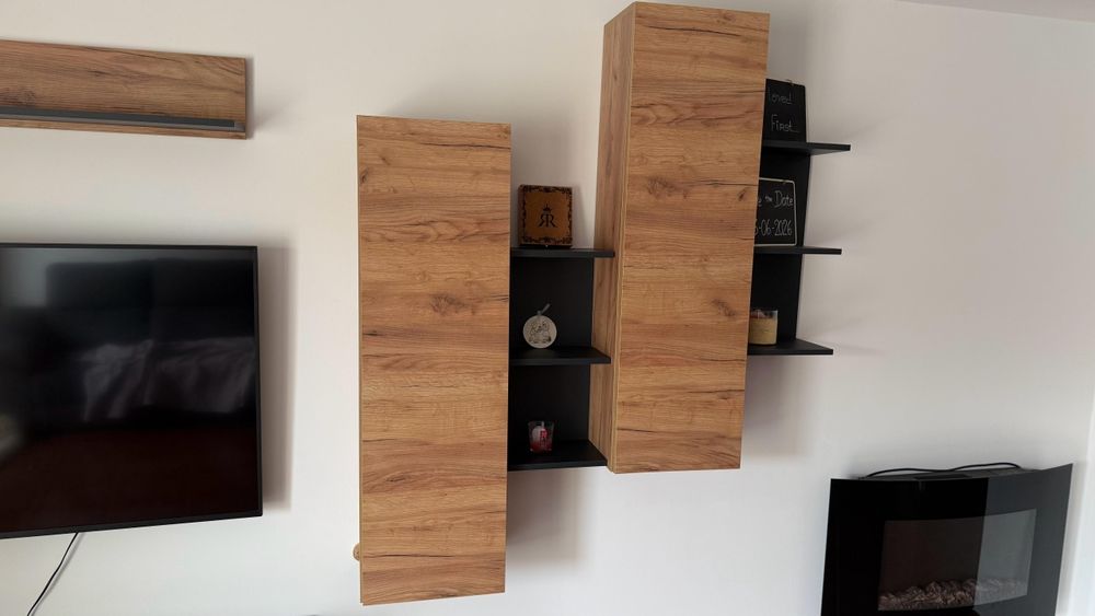 Móvel de sala TV (madeira e preto)