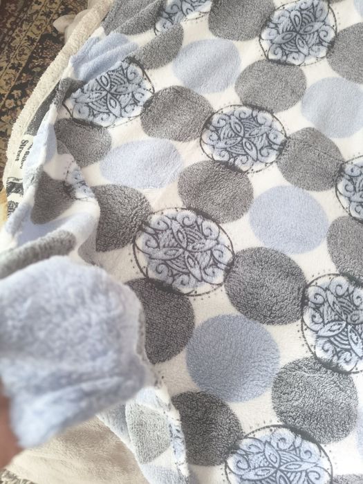 Покрывала двуспальные, одеяла.