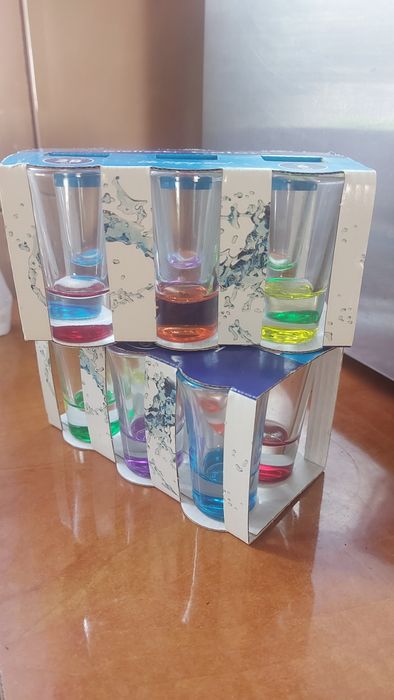 набір стопок з кольоровим дном