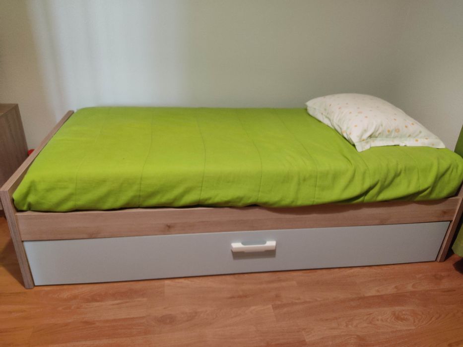 Mobília de quarto com duas camas de solteiro