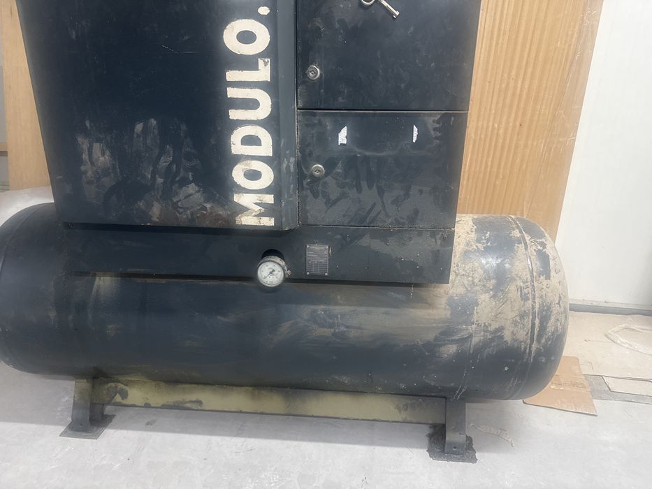 Compressor com secador de ar e depósito