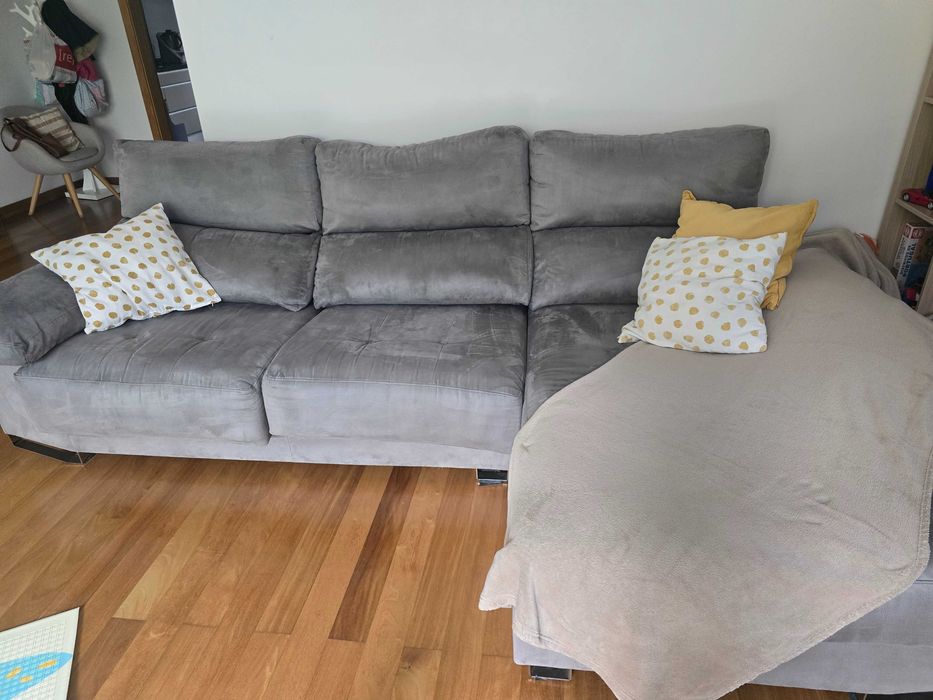 Sofá com chaise longue e assentos extensíveis.