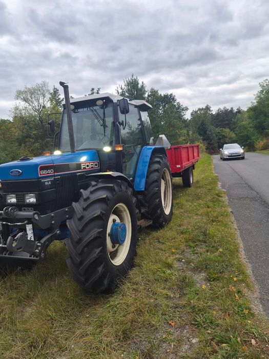 Ciągnik rolniczy Ford 7740 z przyczepą