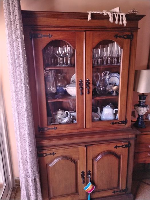 Cristaleira de madeira africana