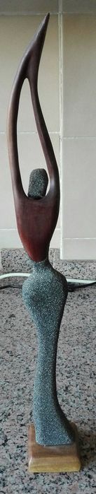 Figura feminina dançarina madeira e areia cuba