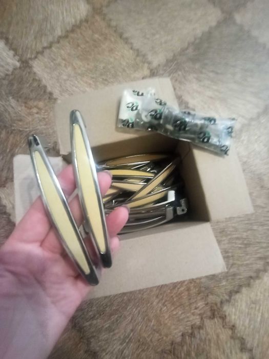 Ручки меблеві з кольоровою вставкою