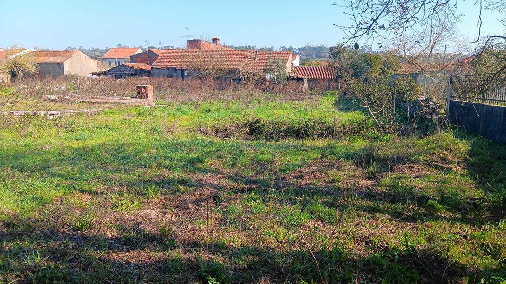 Terreno de 2200m2 com moradia para restauro.