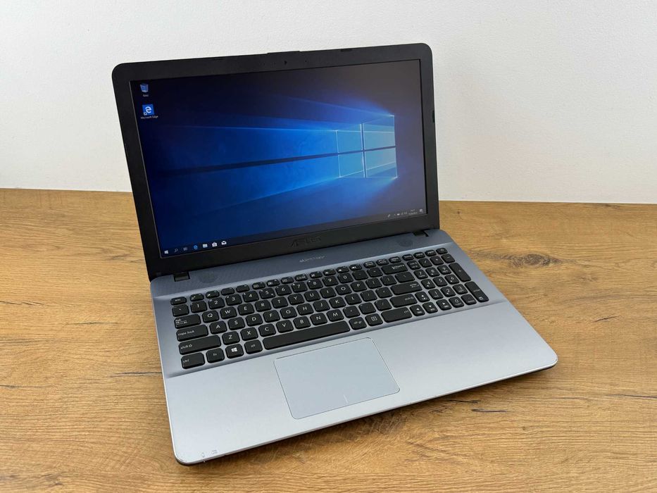 1340. Laptop ASUS 15 cali. Dysk SSD, INTEL 4 RDZENIE 2.40GHz, Win. 10