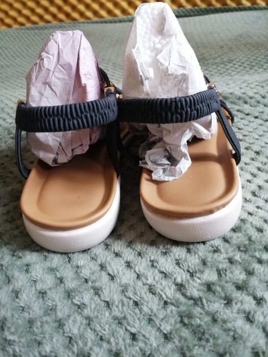 Sandały płaskie z cekinami