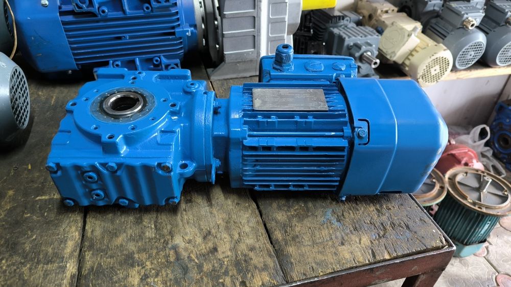 0,37 квт 60 об. Мотор редуктор з тормозом. Моторедуктор.