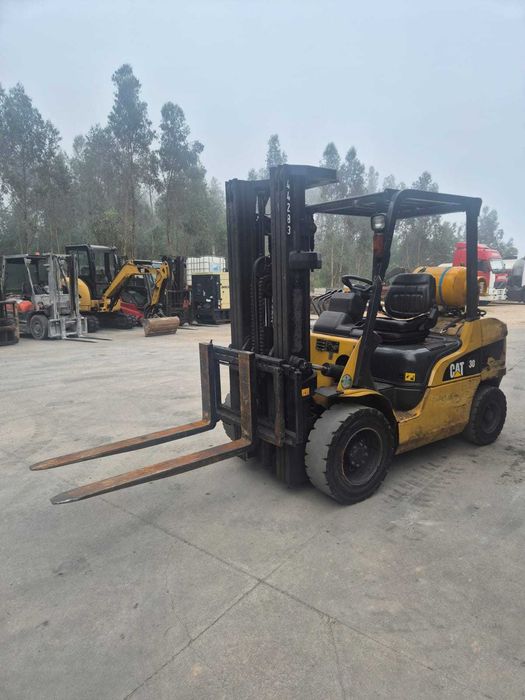 Empilhador caterpillar 3000kg